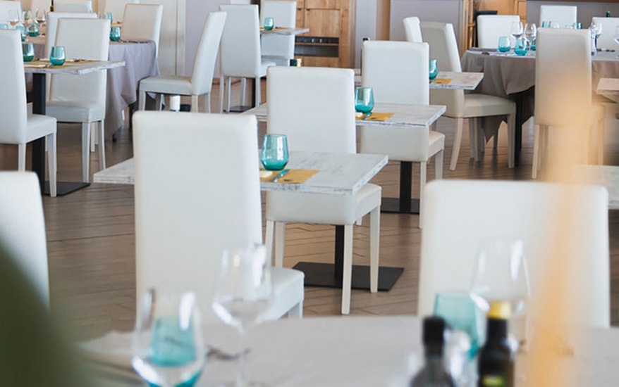 La Rosa Bianca ristorante vista interna ristorante con tavoli e sedie di colore bianco